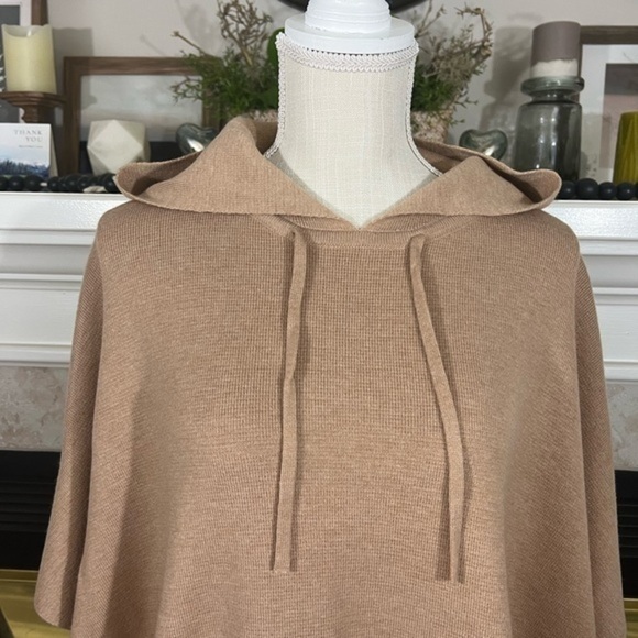 Lou & Grey Tan Hooded Cape with Kangaroo Pockets - Picture 3 of 11